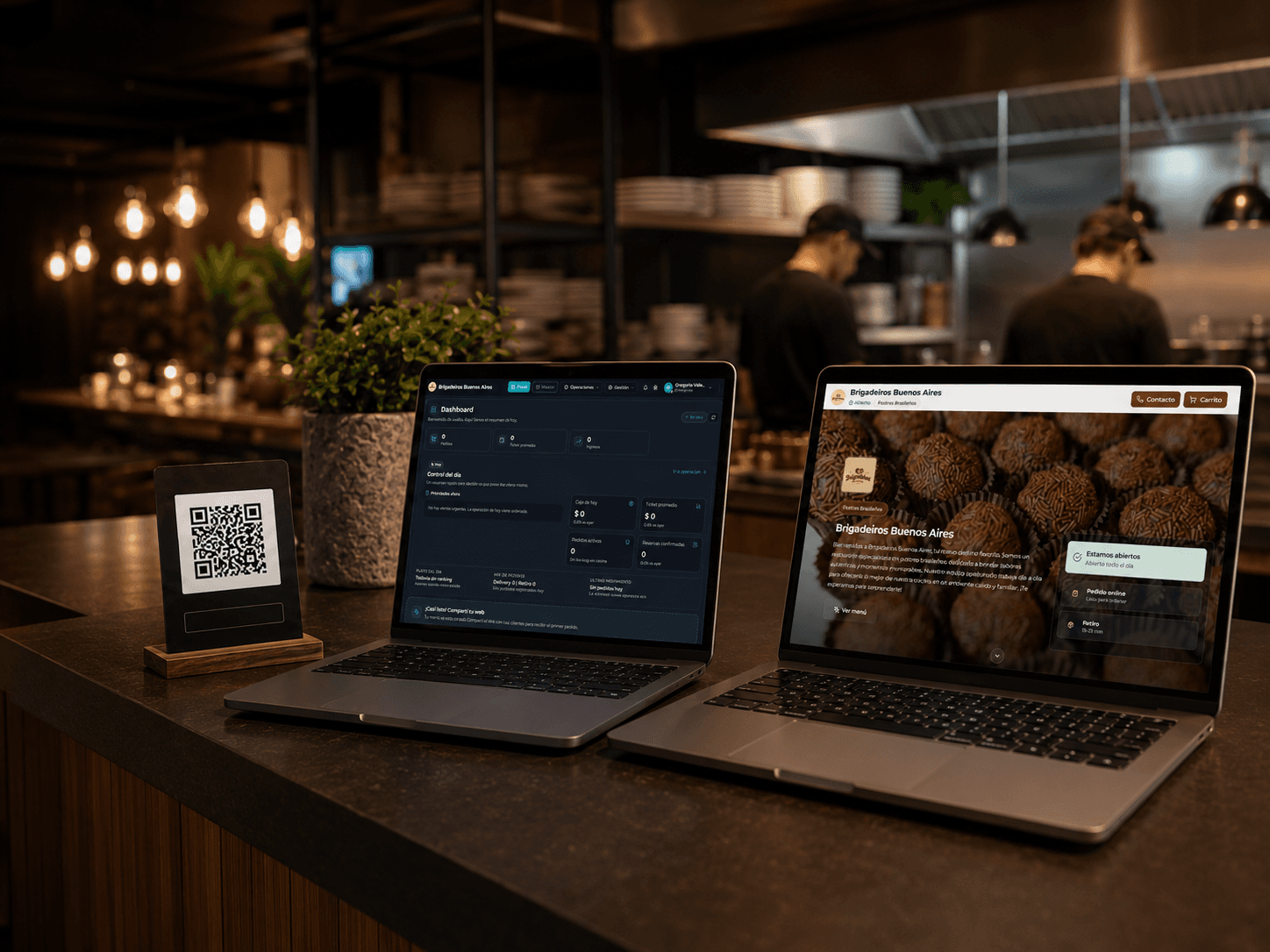 Escena de Bentoo en un restaurante con QR, dashboard y sitio público sobre laptops